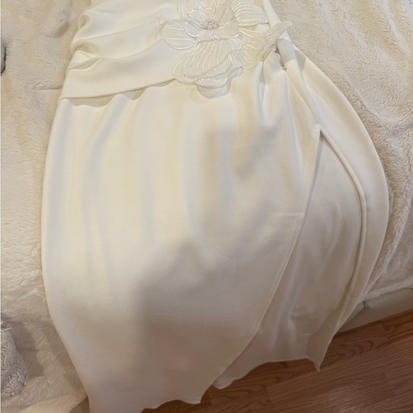 ELLIATT Janelle One Shoulder Gown In White - Picture 10 of 12